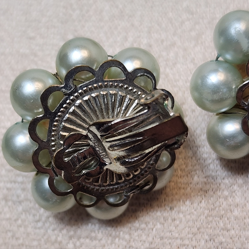 VINTAGE JAPAN FAUX PEARL CLUSTER CLIP ON EARRINGS GOLD TONE - Picture 2 of 7